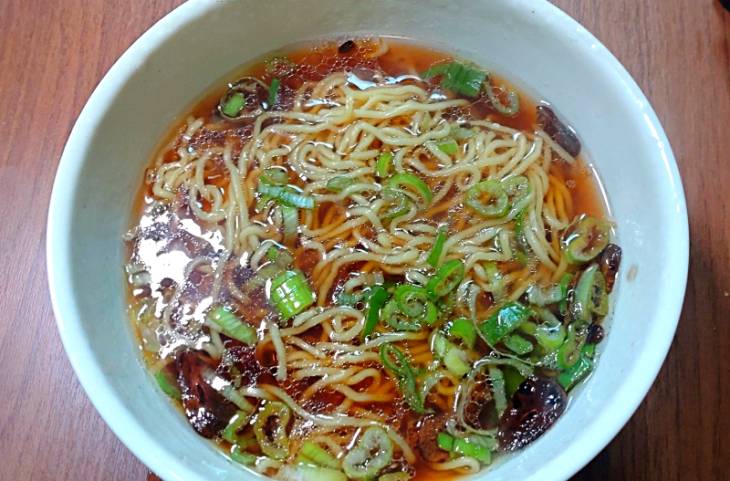 自宅の調味料で簡単醤油ラーメン『焦がしにんにく油が香る醤油ラーメン』お手軽！